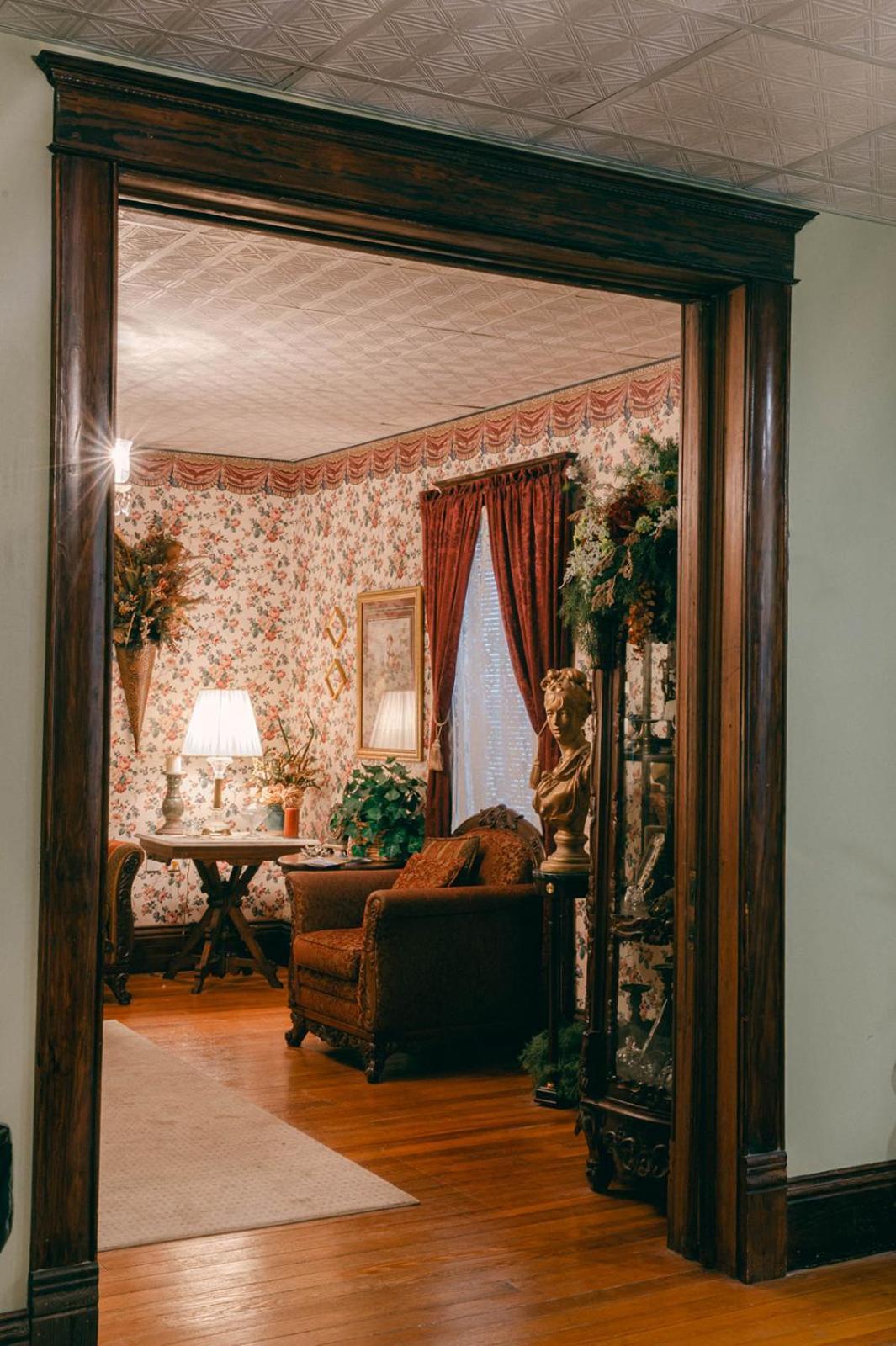 The Wolf Manor Bed & Breakfast Ellinwood Exterior photo